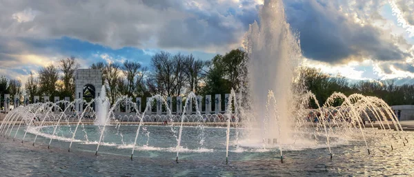 日落时的喷泉和一战纪念馆 华盛顿特区 — 图库照片