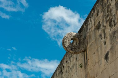 Büyük Top Sahası 'nın Taş Yüzüğü. Chichen Itza 'nın kalıntıları Kolombiya öncesi Maya şehri, Meksika