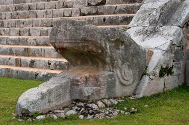 Chichen Itza, Tapınak, tüylü yılan yılan heykel piramit. Yucatan, Meksika