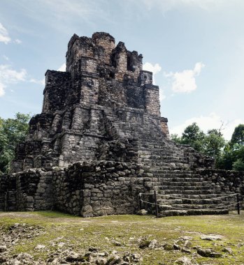 Muyil (ayrıca Chunyaxche olarak da bilinir) Meksika 'nın Yucatan Yarımadası' nın doğu kıyısındaki en eski ve en uzun Maya yerleşim yerlerinden biridir.