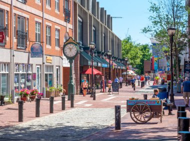 Salem, Massachusetts, ABD - 12 Temmuz 2018: Tarihi Salem şehir merkezinde yaya caddesi üzerindeki tarihi binalar, MA, ABD.