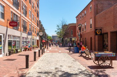 Salem, Massachusetts, ABD - 12 Temmuz 2018: Tarihi Salem şehir merkezinde yaya caddesi üzerindeki tarihi binalar, MA, ABD.