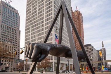 Detroit, Michigan, Amerika Birleşik Devletleri - 23 Kasım 2018: Joe Louis, aynı zamanda yumruk bilinen bir anıt Detroit Hart Plaza boksör anıtıdır.