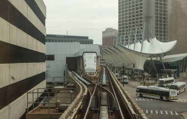 Detroit, Michigan, ABD - 23 Kasım 2018: Detroit People Mover (DPM) tek bir pistte çalışan ve Detroit, Michigan şehir merkezini çevreleyen 2.94 millik otomatik insan taşıma sistemidir..