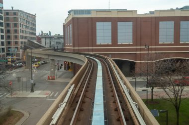 Detroit, Michigan, ABD - 23 Kasım 2018: Detroit People Mover (DPM) tek bir pistte çalışan ve Detroit, Michigan şehir merkezini çevreleyen 2.94 millik otomatik insan taşıma sistemidir..