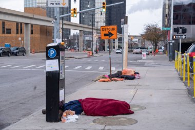 Detroit, Michigan, ABD - 23 Kasım 2018: Detroit, Michigan, ABD sokaklarında evsiz insanlar