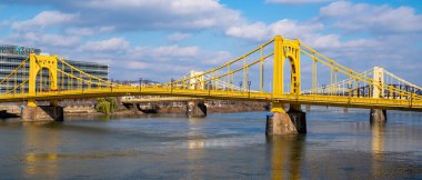 Pittsburgh, Pennsylvania, ABD - 25 Kasım 2018: Andy Warhol Köprüsü, ayrıca Yedinci Cadde Köprüsü olarak da bilinir, Pittsburgh, Pennsylvania, ABD 'deki Allegheny Nehri' ni kapsar.