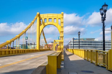 Pittsburgh, Pennsylvania, ABD - 25 Kasım 2018: Andy Warhol Köprüsü, ayrıca Yedinci Cadde Köprüsü olarak da bilinir, Pittsburgh, Pennsylvania, ABD 'deki Allegheny Nehri' ni kapsar.