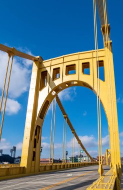 Pittsburgh, Pennsylvania, ABD - 25 Kasım 2018: Andy Warhol Köprüsü, ayrıca Yedinci Cadde Köprüsü olarak da bilinir, Pittsburgh, Pennsylvania, ABD 'deki Allegheny Nehri' ni kapsar.