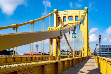 Pittsburgh, Pennsylvania, ABD - 25 Kasım 2018: Andy Warhol Köprüsü, ayrıca Yedinci Cadde Köprüsü olarak da bilinir, Pittsburgh, Pennsylvania, ABD 'deki Allegheny Nehri' ni kapsar.