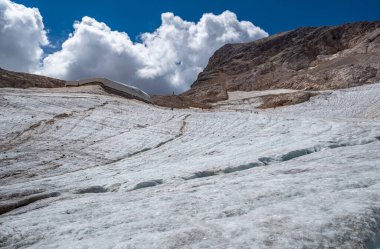 Zugspitze buzulunda yürüyüşçüler. Almanya