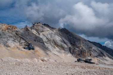 Almanya 'nın tepesinden güzel bir kar dağı manzarası Zugspitze