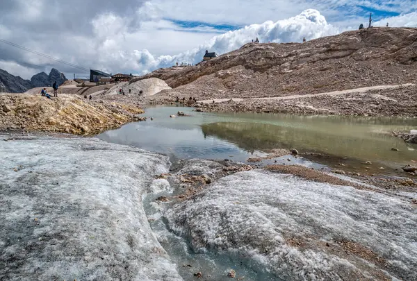 Zugspitze buzulunda yürüyüşçüler. Almanya