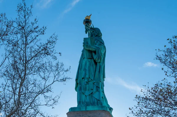 Estatua Libertad Contra Cielo Azul Nueva York Los Estados Unidos — Foto de Stock