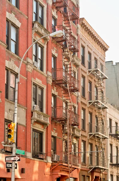 Eski yangın merdiveni ile bir bina dış görünümünü New York City.