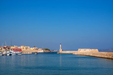 Chania, Girit, Yunanistan 'daki Venedik limanı ve deniz feneri.