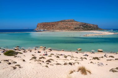 Balos plajı ve lagünün muhteşem manzarası. Girit, Yunanistan 'da büyülü turkuaz sular, lagünler, saf beyaz kumdan oluşan tropikal plajlar