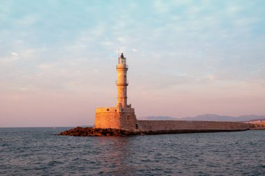 Chania, Girit, Yunanistan 'daki Venedik limanı ve deniz feneri.
