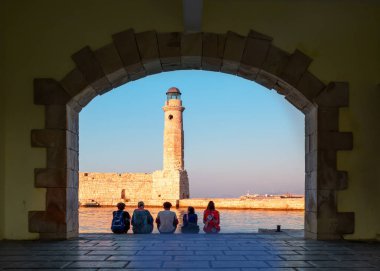 Rethymno, Girit, Yunanistan - 25 Ağustos 2023: Eski Rethimno limanındaki Mısır deniz feneri, Girit, Yunanistan.