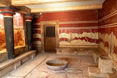 Girit, 27 Ağustos 2023: Minoan Knossos Sarayı 'ndaki taht. Yunanistan 'ın Girit adasındaki ünlü Knossos sarayının antik kalıntıları.