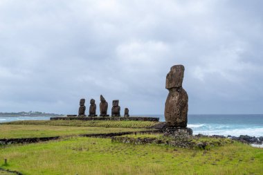 Şili Polinezyası 'ndaki Rapa Nui (Paskalya Adası) Tahai Tören Kompleksi gün batımında