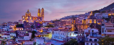 Gün batımında Taxco'da şehir Meksika Panoraması