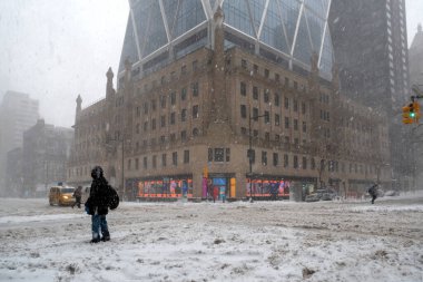 New York, New York ABD - 1 Şubat 2021: Doğu Yakası, New York City 'de kar fırtınası. Paskalya Fırtınası sırasında Manhattan