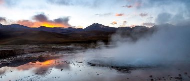 Kuzey Şili 'nin And Dağları' ndaki El Tatio gayzer tarlası