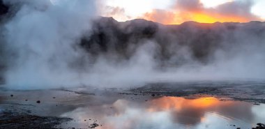 Kuzey Şili 'nin And Dağları' ndaki El Tatio gayzer tarlası