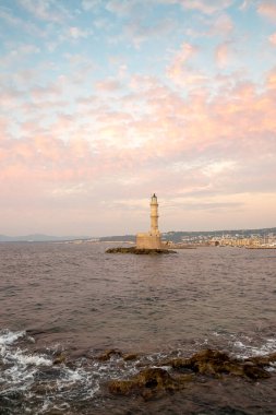 Chania, Girit, Yunanistan 'daki Venedik limanı ve deniz feneri.