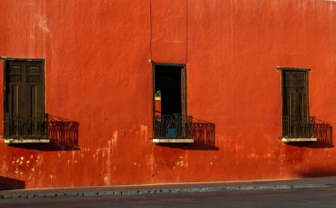 Valladolid, Meksika 'nın tarihi merkezindeki bir koloni binasının parlak boyalı penceresi.