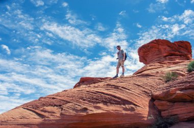 Dağlarda yürüyüş yapan dramatik gökyüzüne karşı
