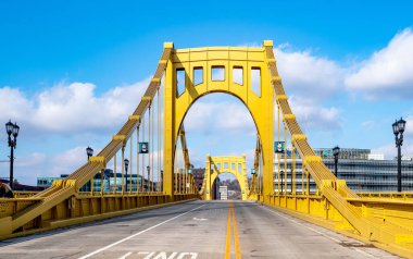 Pittsburgh, Pennsylvania, ABD - 25 Kasım 2018: Andy Warhol Köprüsü, ayrıca Yedinci Cadde Köprüsü olarak da bilinir, Pittsburgh, Pennsylvania, ABD 'deki Allegheny Nehri' ni kapsar.