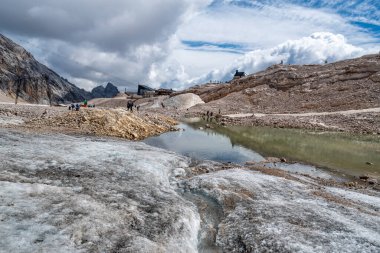 Zugspitze buzulunda yürüyüşçüler. Almanya