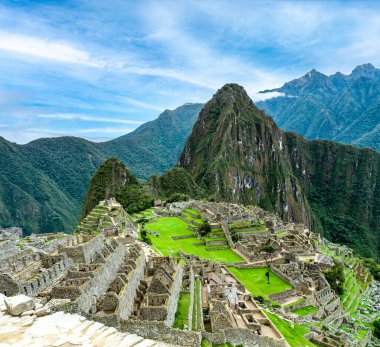 Machu Picchu, Peru 'nun güneyindeki Doğu Cordillera' da bulunan İnka kalesidir.