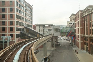 Detroit, Michigan, ABD - 23 Kasım 2018: Detroit People Mover (DPM) tek bir pistte çalışan ve Detroit, Michigan şehir merkezini çevreleyen 2.94 millik otomatik insan taşıma sistemidir..