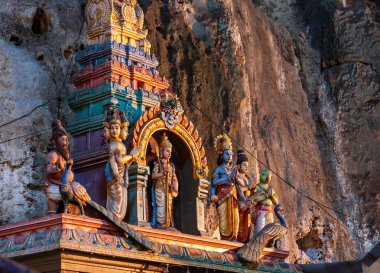 Batu Mağaraları, Gombak, Selangor, Malezya - 20 Ağustos 2011: Batu Mağaraları. Mağara kompleksi en popüler Hindu tapınaklarından biridir ve Murugan 'a adanmıştır..