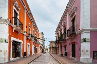 Campeche, Meksika - 22 Aralık 2019: Campeche, Meksika 'daki renkli binalar