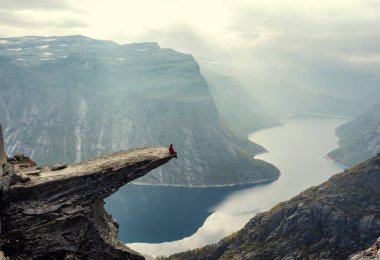 Adam dağlarda, Trolltunga, Norveç