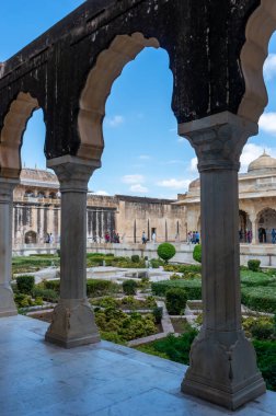 Jaipur, Hindistan - 26 Eylül 2013: Hindistan 'ın Rajasthan kentindeki Jaipur kenti yakınlarında Amber Kalesi