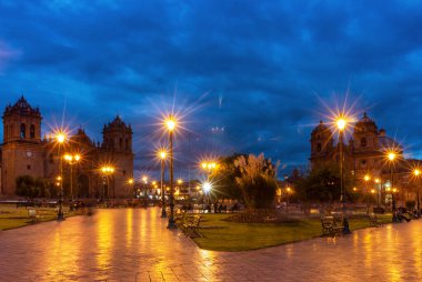 Alacakaranlıkta Cusco 'daki Plaza de Armas, İnka İmparatorluğu' nun tarihi başkenti. Peru