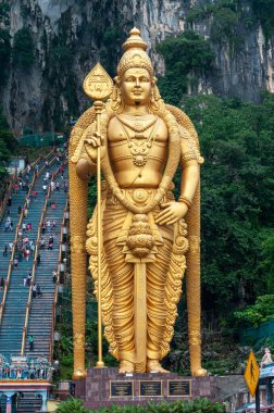 Batu Mağaraları, Gombak, Selangor, Malezya - 20 Ağustos 2011: Batu Mağaraları ve Murugan heykeli. Mağara kompleksi en popüler Hindu tapınaklarından biridir ve Murugan 'a adanmıştır..