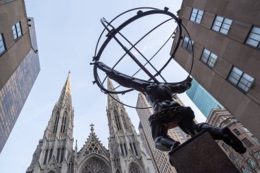 New York, ABD, 6 Aralık 2018: Atlas, Manhattan, New York 'ta bulunan Rockefeller Center' ın önündeki bir bronz heykel.