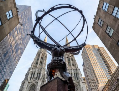 New York, ABD, 6 Aralık 2018: Atlas, Manhattan, New York 'ta bulunan Rockefeller Center' ın önündeki bir bronz heykel.