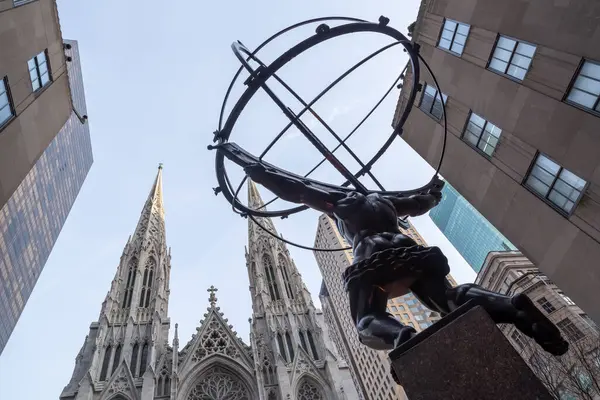 New York, ABD, 6 Aralık 2018: Atlas, Manhattan, New York 'ta bulunan Rockefeller Center' ın önündeki bir bronz heykel.