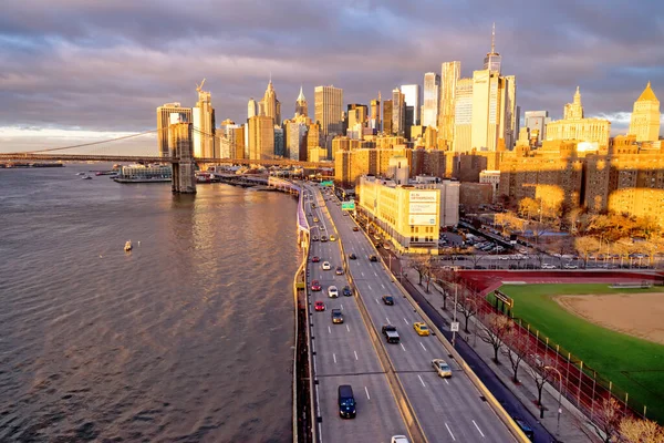 New York, ABD, 29 Kasım 2018: The FDR Drive ve Brooklyn Bridge view in New York City, ABD