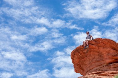 Dağlarda yürüyüş yapan dramatik gökyüzüne karşı