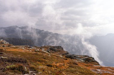 Dağlarda sonbahar manzarası. Norveç