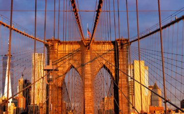 New York 'ta güneş doğarken Brooklyn Köprüsü. ABD