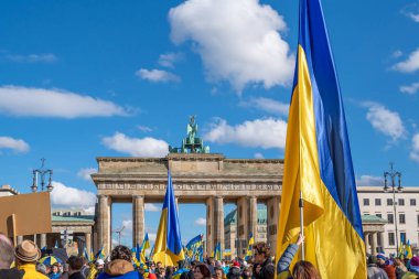 Berlin, Almanya - 24 Şubat 2024: Rusya 'nın Ukrayna' yı işgal etmesine karşı Berlin 'deki Brandenburg Kapısı önünde savaş karşıtı gösteri. 